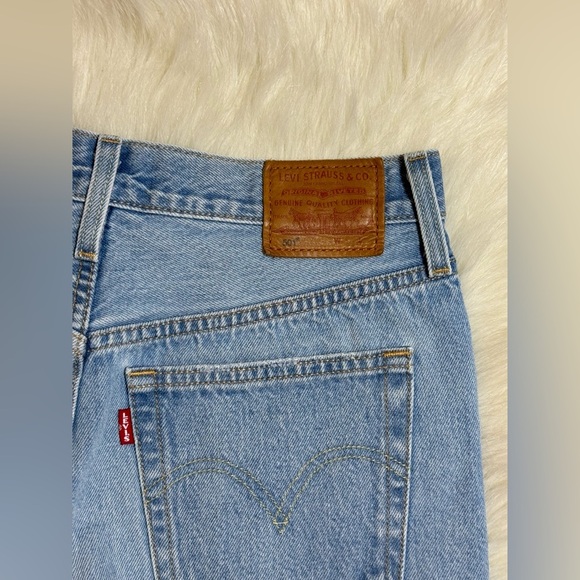 Levi’s Premium 501 Original Fit High Rise Shorts Light Wash Distressed - Picture 4 of 7